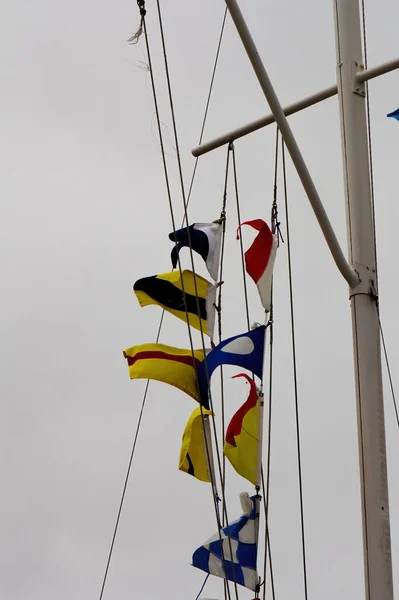 Zwei Saiten Von Nautischen Signalflaggen Die Bei Bedecktem Himmel Vom — Stockfoto
