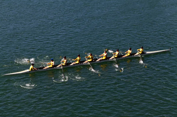 Männer Mannschaft Rudern Auf Dem Fluss Gelbe Uniformen Auf Dem — Stockfoto