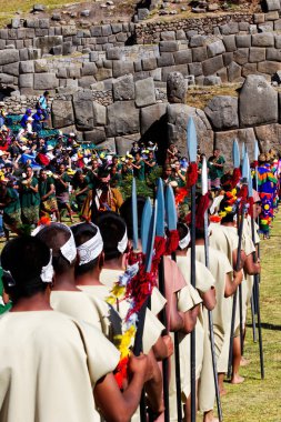 Geleneksel Kostümlü Adamlar, Raymi Festivali Cusco Peru 'yu Mızraklı Askerler ve Kap ve Tahıl Taşıyan Adamlar
