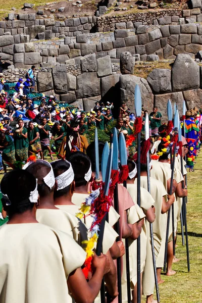 伝統衣装の男性 Inti Raymi Festivalクスコペルー槍と男と南米兵士は ポットや穀物を運ぶ — ストック写真