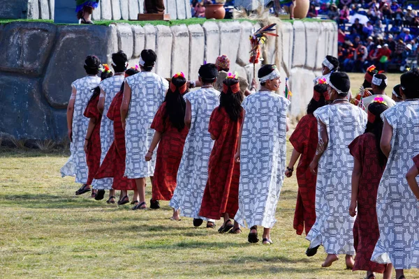 Inti Raymi Festivalクスコペルー南アメリカ伝統衣装の男性と女性屋外イベント — ストック写真