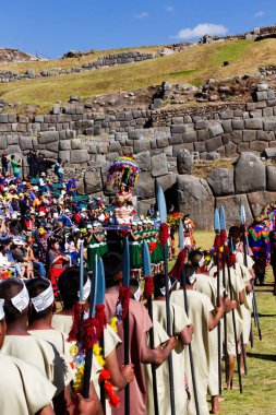 Kraliçe, Inti Raymi Festivali Cusco Peru Güney Amerika 'da Geleneksel Asker Kostümlü Mızraklı Adamlar İçin Getirildi