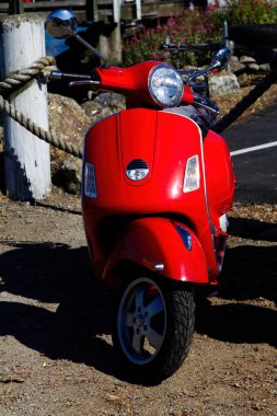 Kırmızı Motorlu Scooter Parlak Güneş Işığına Park Etti Marina California yakınlarında