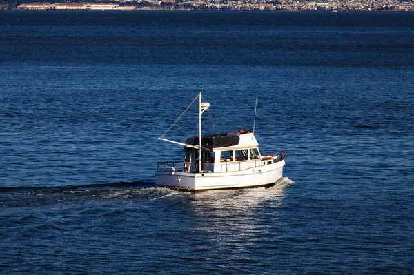 サンフランシスコ湾に浮かぶ白いモーターボート背景に人が見えない建物 — ストック写真