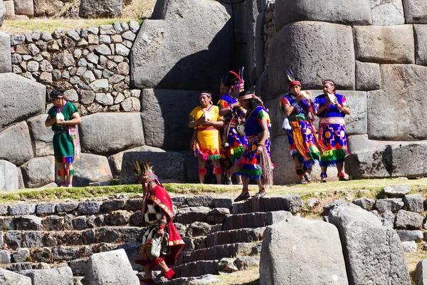 伝統的な衣装に身を包んだメニュー 南アメリカのクスコで開催されるInti Raymi Festival — ストック写真