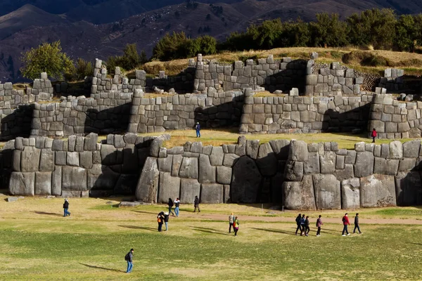 Turistas Andando Torno Paredes Incas Pedra Vários Níveis Com Grama — Fotografia de Stock
