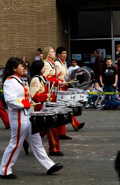 Meisjes Jongens Drummers Marcheren Parade Straat Yuba City Californië Wit — Stockfoto
