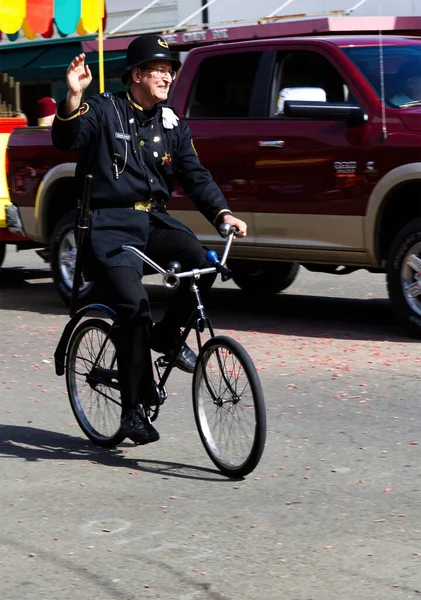 Geçit Töreninde Bisiklete Binen Adam Eski Polis Üniforması Giymiş Yuba — Stok fotoğraf