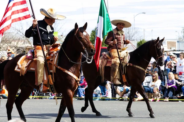 米国とメキシコの旗を運ぶパレードでヒスパニック系男性乗馬馬 Yuba Cifornia — ストック写真
