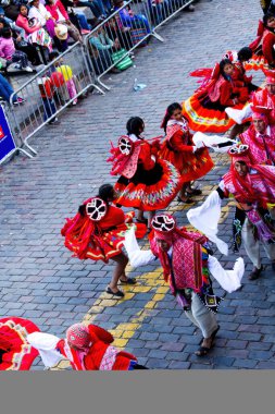 Geleneksel Kostümlü Erkekler ve Kadınlar Inti Raymi Festivali kapsamında Cusco Peru 'da Dans Ediyor