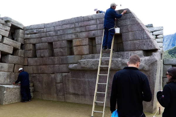 Machu Picchu Peru Sydamerikanska Reparationsarbeten Görs För Att Inka Stenhuggning — Stockfoto