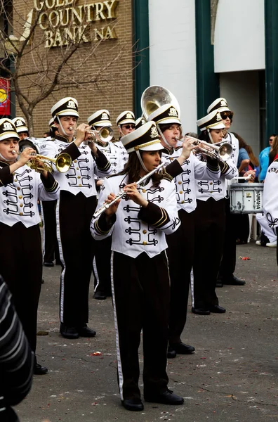 Teenager Jungen Und Mädchen Spielen Marching Band Für Die Parade — Stockfoto