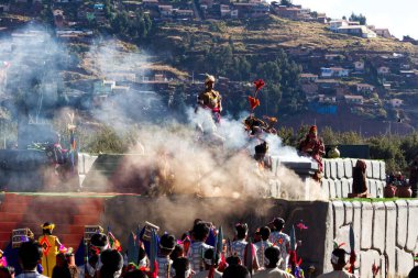 Inti Raymi Festivali 'nde Sahne Duman Yükseliyor Cusco Peru Güney Amerika Erkek ve Kadın Geleneksel Kostümlü