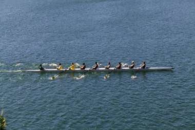 Natomas Gölü Erkekler Kürek Çekme Ekibi Folsom California Yarışmasından Önce Isınıyor