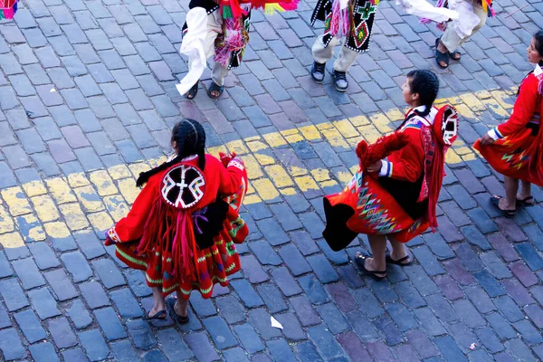 伝統衣装に身を包んだ女性たち クスコペルー南アメリカInti Raymi Festival — ストック写真