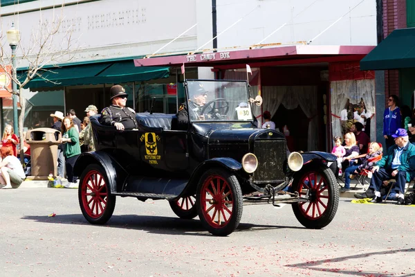 旧市街地パレードの制服とアンティーク車の一部の男性 — ストック写真