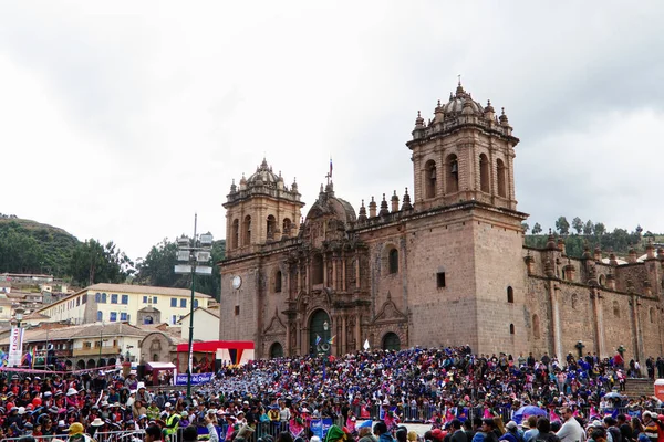 Multitud Espectadores Largo Del Camino Del Desfile Con Iglesia Cusco — Foto de Stock