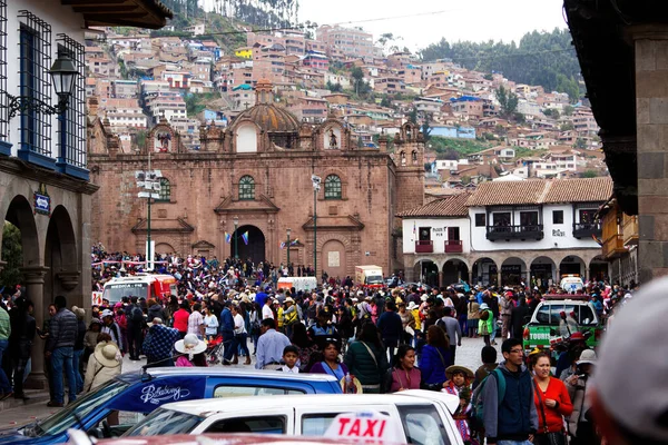 Multitudes Peatones Tráfico Edificios Viviendas Colina Fondo Cusco Perú América — Foto de Stock