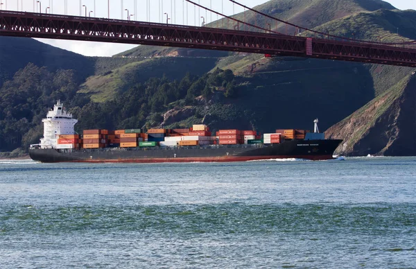 Vrachtschip Met Containers Het Dek Zeilen Onder Golden Gate Bridge — Stockfoto
