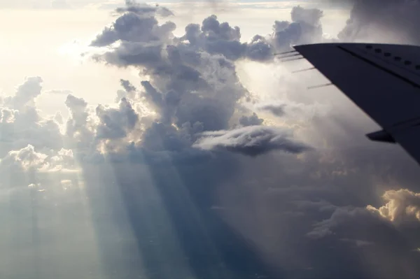 Güneş Işığı Bulutlu Gökyüzünden Uçağın Penceresine Doğru Uçuyor Kanatlarının Köşesi — Stok fotoğraf