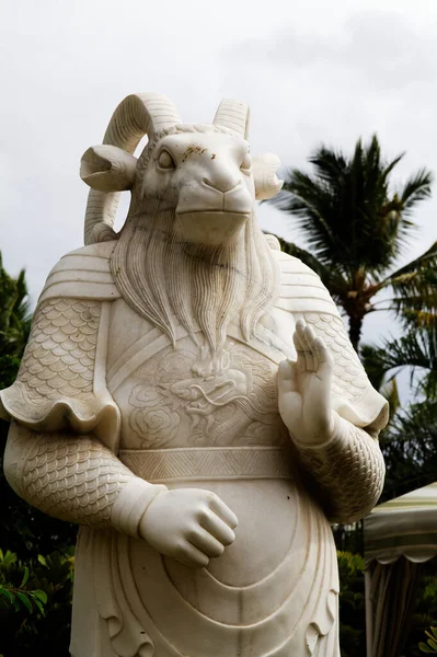Buddhova Socha Bílém Mramoru Rámovou Hlavou Pro Zvěrokruhovou Ovci Palmovým — Stock fotografie
