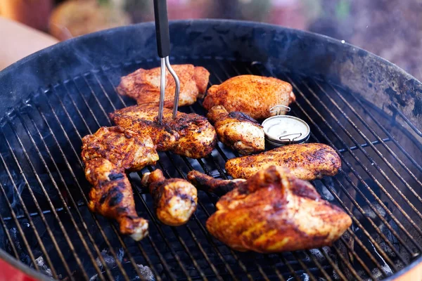 야외에서 온도계를 사용하여 바베큐 닭고기 — 스톡 사진
