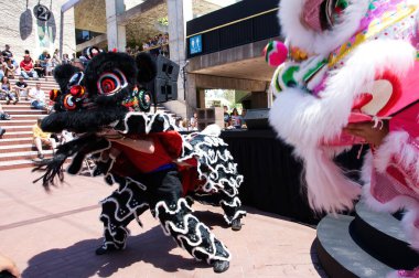 Kaliforniya Eyalet Fuarı Sacramento California 'da Halk İçin Gösteri Yapan Çinli Aslan Dansçıları
