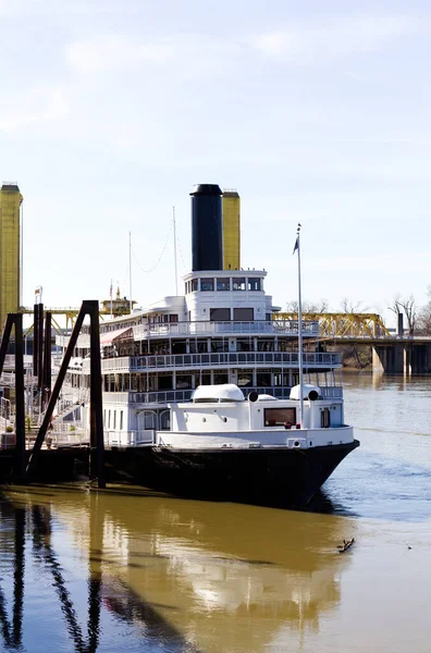 歴史的な川船の船尾は カリフォルニア州のサクラメント川でドックにタイ青空と黄色の橋 — ストック写真