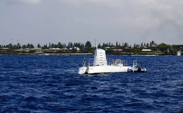Submarino Branco Barco Cuidando Esperando Por Chegada Turistas Fora Havaí — Fotografia de Stock