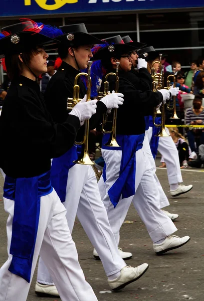 小さな町のパレードで真鍮楽器と行進10代の男の子白と青の制服 — ストック写真