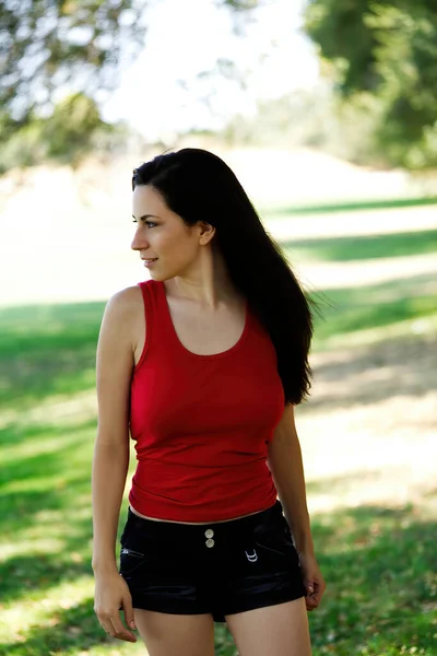 Νεαρή Ισπανίδα Γυναίκα Κόκκινο Μπλουζάκι Και Μαύρες Κοντομάνικες Εξωτερικές Πόρτες — Φωτογραφία Αρχείου