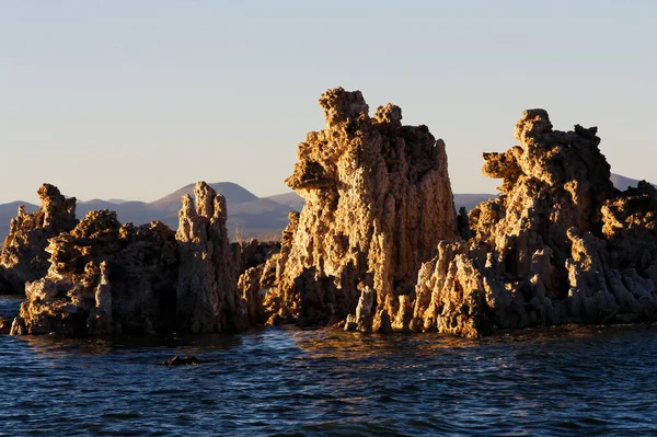 Tufa Rock Σχηματισμός Στέκεται Έξω Από Mono Λίμνη Καλιφόρνια Λόφους — Φωτογραφία Αρχείου
