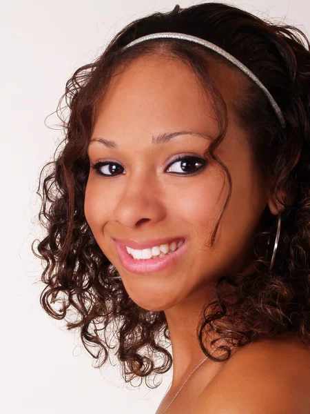 Portret Pretty African American Teen Kobieta Gołymi Ramionami Jasnym Tle — Zdjęcie stockowe