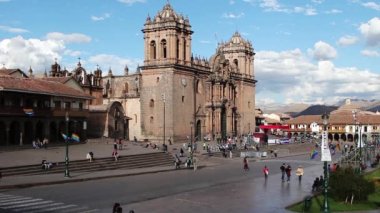 Üç Pencere Tapınağı 'nın önünde yürüyen turistler Machu Picchu Peru Güney Amerika