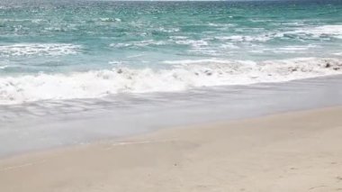 Santa Monica Kaliforniya 'da Küçük Okyanus Dalgaları Sahile vuruyor