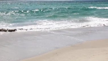 Santa Monica Kaliforniya 'da Küçük Okyanus Dalgaları Sahile vuruyor