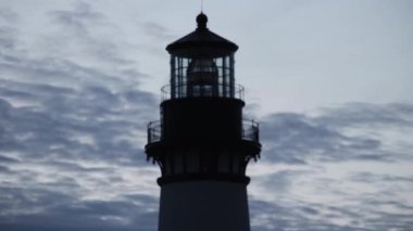 Dusk Newport Oregon 'da Bulutlu Gökyüzüne Karşı Deniz Fenerinin Tepesi Silueti