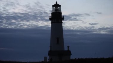 Tüm Siluetli Deniz Feneri Bulutlu Gökyüzüne Karşı Dusk Newport Oregon