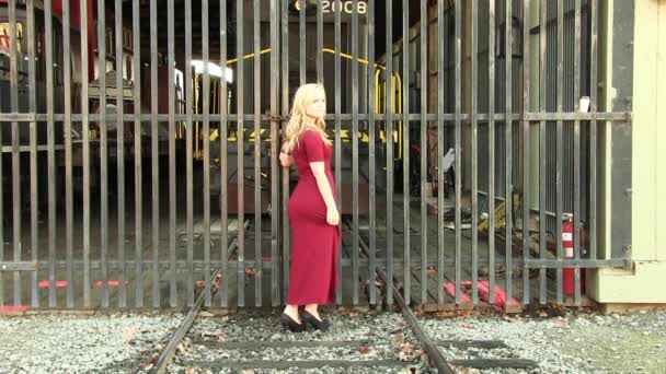 Młody Pulchny Biały Blondynka Kobieta Czerwony Sukienka Krzywe Metal Ogrodzenie — Wideo stockowe