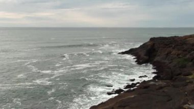 Okyanus Dalgaları Volkanik Kaya Kıyısına Karşı Uçan ve Bulutlu Gökyüzü Depoyu Oregon Körfezi