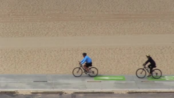 Ludzie Rowerach Jadą Szlakiem Obok Plaży Santa Monica California — Wideo stockowe