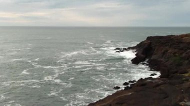 Okyanus Dalgaları Volkanik Kaya Kıyısına Karşı Uçan ve Bulutlu Gökyüzü Depoyu Oregon Körfezi