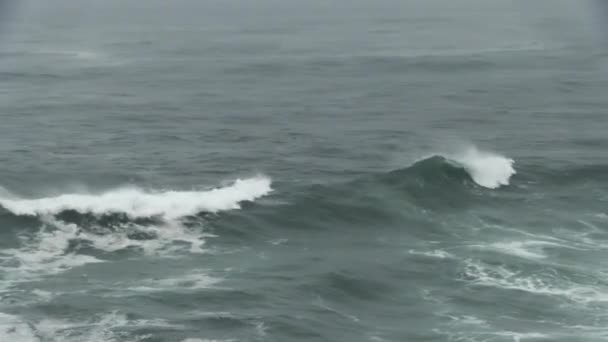 Ocean Waves Foggy Day Depoe Bay Oregon Camera Panning Left — Stock video