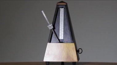 Koyu Arkaplanda Hareketli Kollu Mekanik Metronom Çekimi