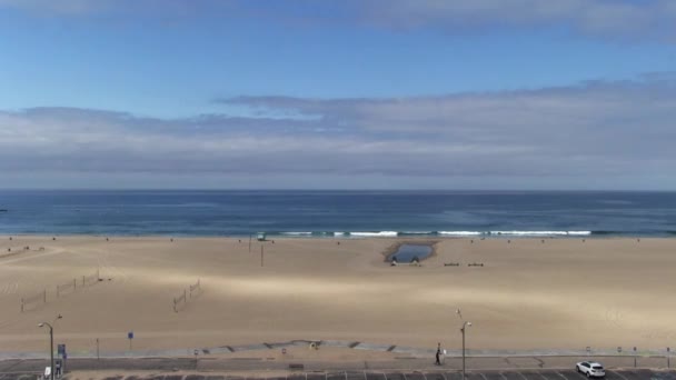 自転車道の人々とほとんど空のビーチ サンタモニカカリフォルニア — ストック動画