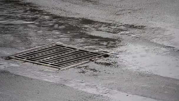 Regen Fällt Der Nähe Von Gittern Auf Parkplatz Mit Wasserpfützen — Stockvideo