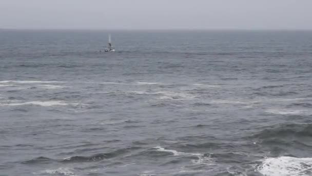Barca Pesca Nell Oceano Gonfia Largo Della Costa Depoe Bay — Video Stock