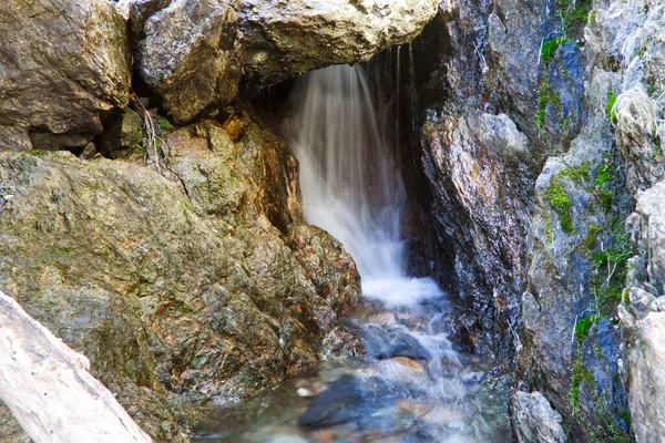 Lange Belichtung Kleiner Wasserfall Und Fließender Bach Umgeben Von Felsen — Stockfoto