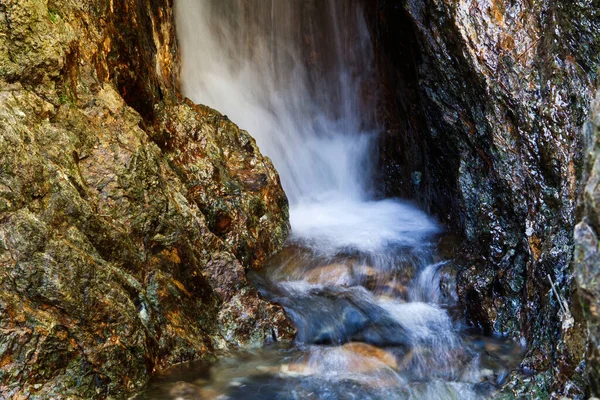 Pequeña Cascada Flujo Creek Larga Exposición Con Rocas Circundantes —  Fotos de Stock