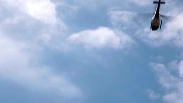 Портативный Кадр Вертолета Летящего Голубом Небе Белыми Облаками Вдали Камеры — стоковое видео